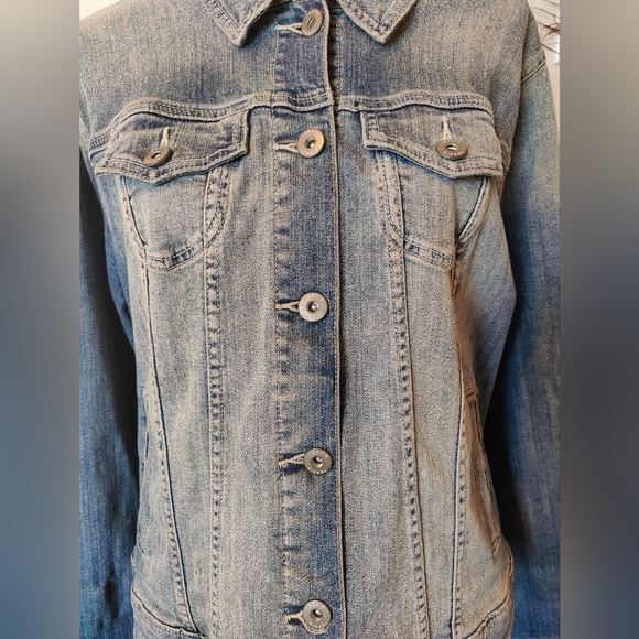 Torrid distressed faded denim jeans jacket π§₯ (Small) & Fits like a Medium - Picture 5 of 16